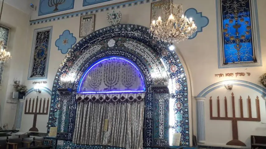 کنیسه پل چوبی در خیابان بهارستان تهران است