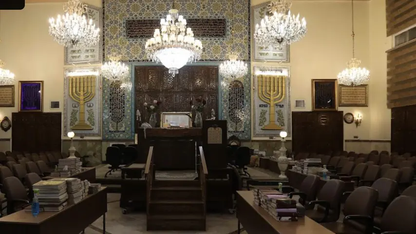 در خیابان پانزدهم یوسف آباد کنیسه‌ای قدیمی و مهم را خواهید دید