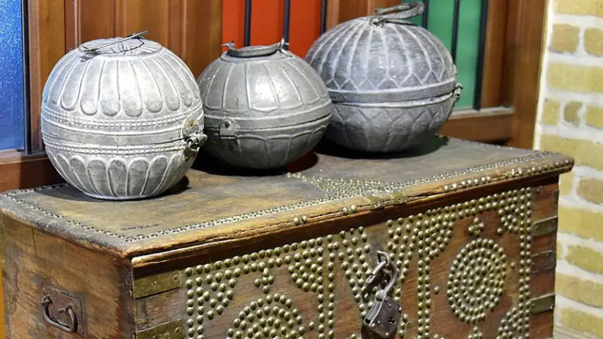مندوس یک صندوق چوبی فاخر و سوغاتی زیبای عمان است
