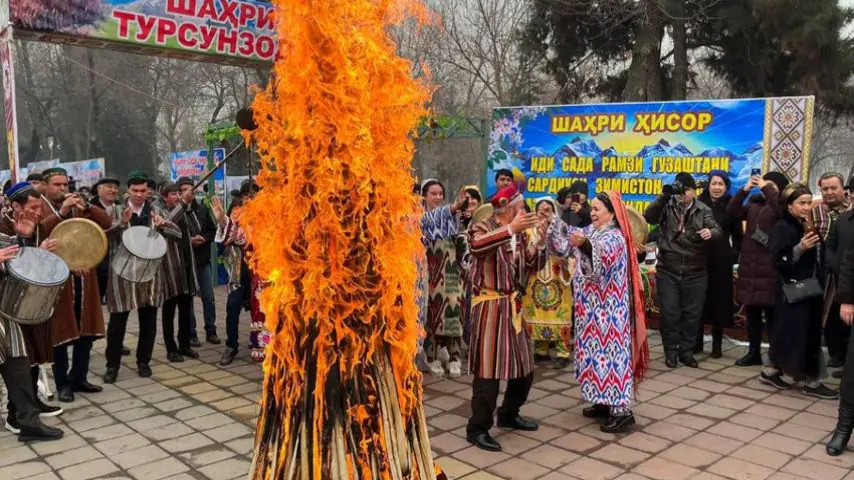 مانند ایران، جشن سده نیز دهم بهمن هر سال در تاجیکستان برگزار می‌شود