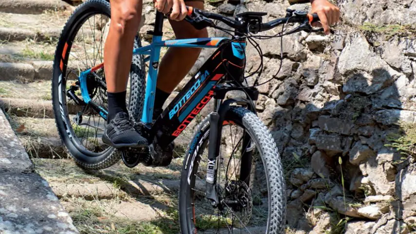 میدان امام حسین و میدان سبلان از مناطقی هستند که میتوانید فروشگاههای دوچرخه را در آنها پیدا کنید