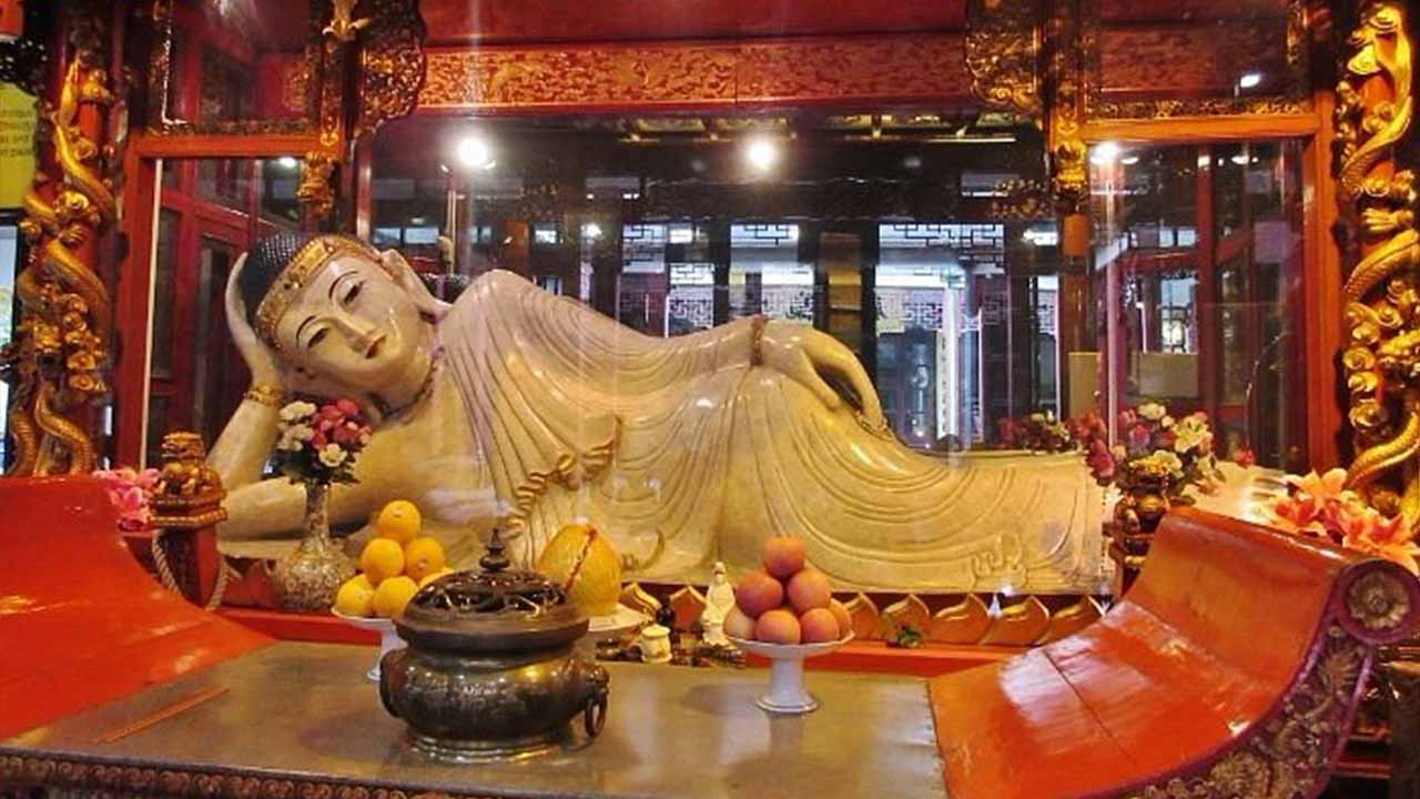 داخل معبد جید و مجسمه بودا
