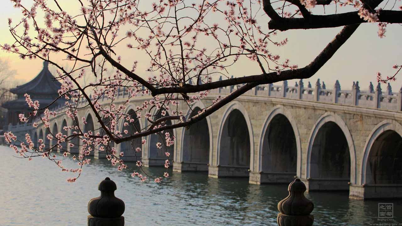 نمایی از کاخ تابستانی و دریاچهkunmimg