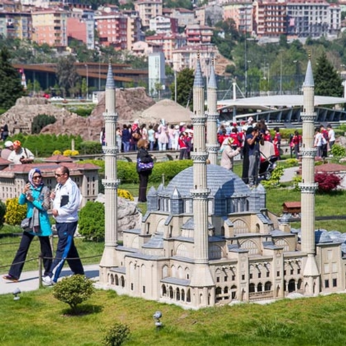 مثل گالیور در سرزمین لی لی پوت!